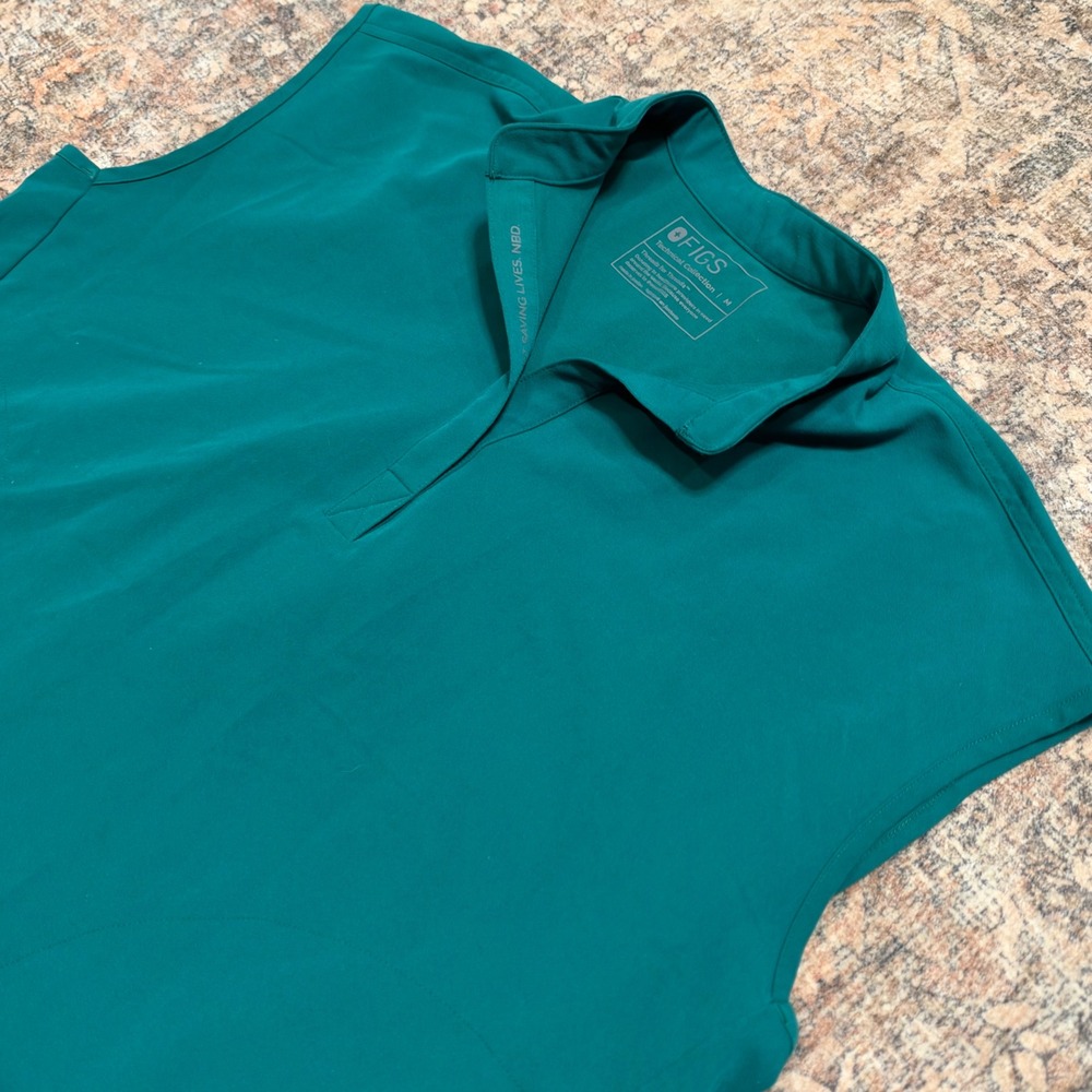 FIGS Rafaela Oversized Scrub Top Green Collarless Cap Sleeve Women's Medium